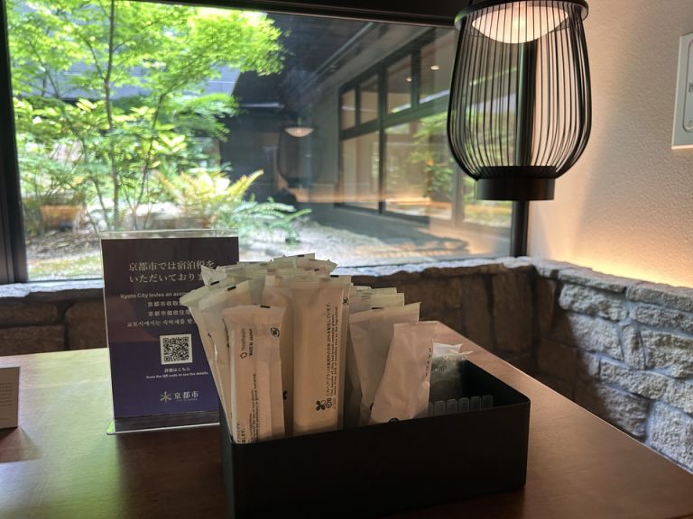 フロントカウンター向かい_アメニティー