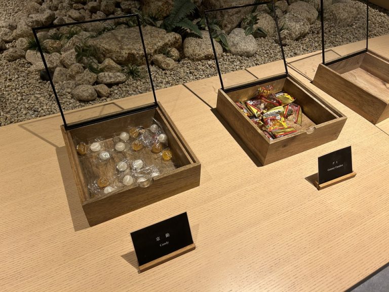 ラウンジ_お菓子