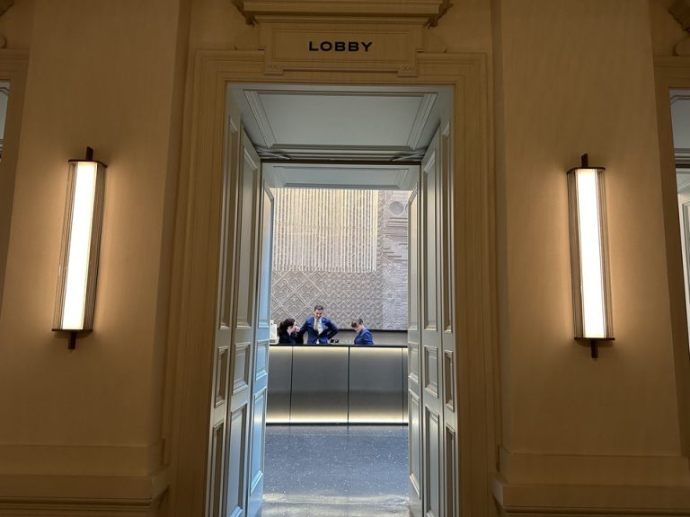ロビー入り口(1)