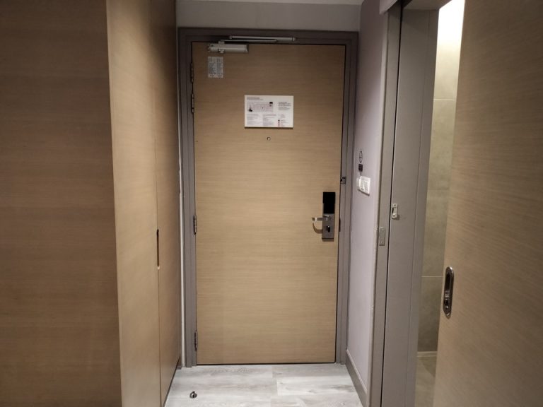 客室入口内観ドア