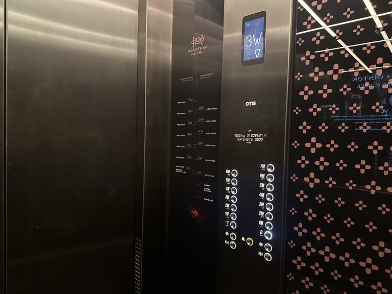 エレベーター内側