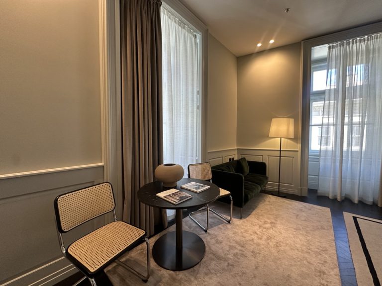 デスク、テーブル、ソファー