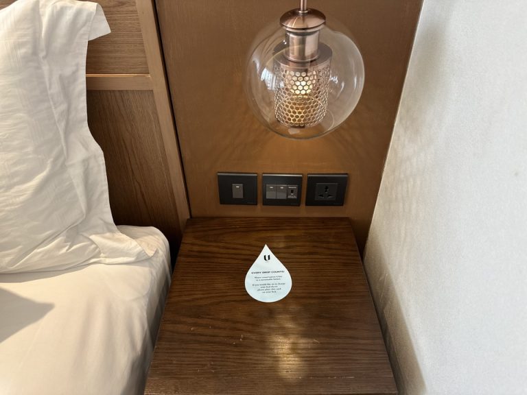 サイドテーブル