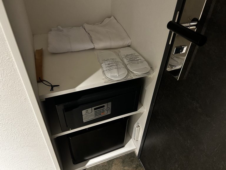 客室右手_棚とセキュリティーボックス_冷蔵庫