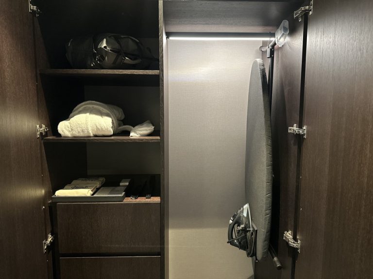 クローゼット内側