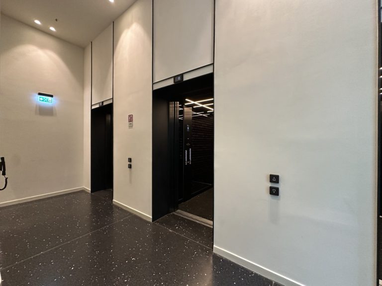 ロビー階エレベーター前