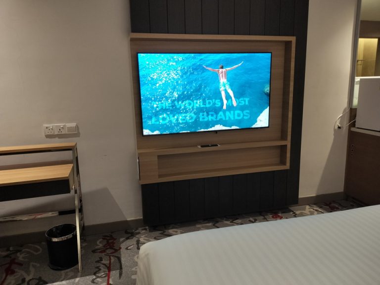 ベッド方向からTV