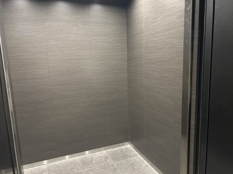 エレベーター内観