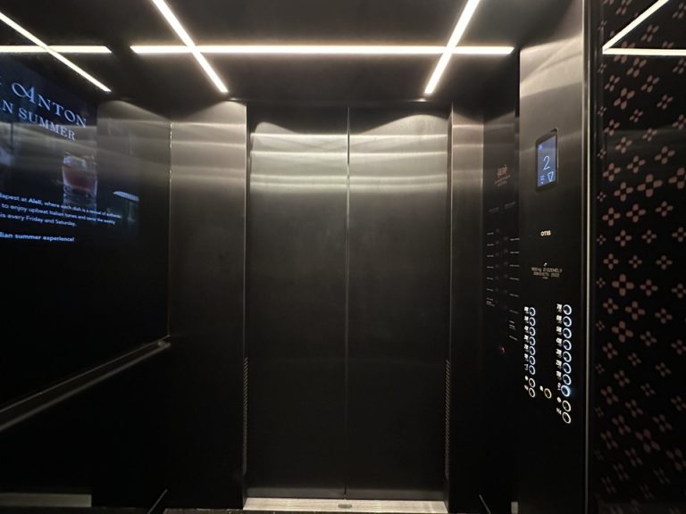 エレベーター内側(1)