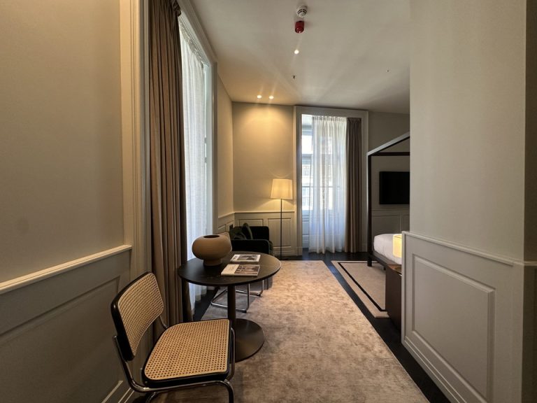 入り口からベットルーム