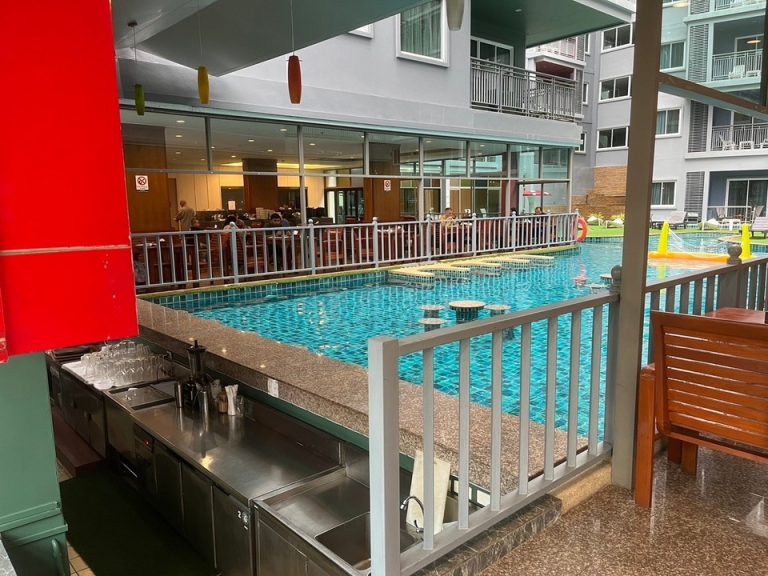 プール併設バー-2