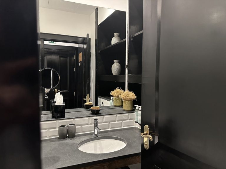 バスルーム入口から全景