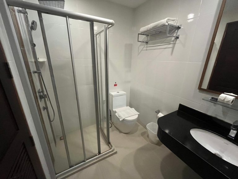 バスルーム入口から全景