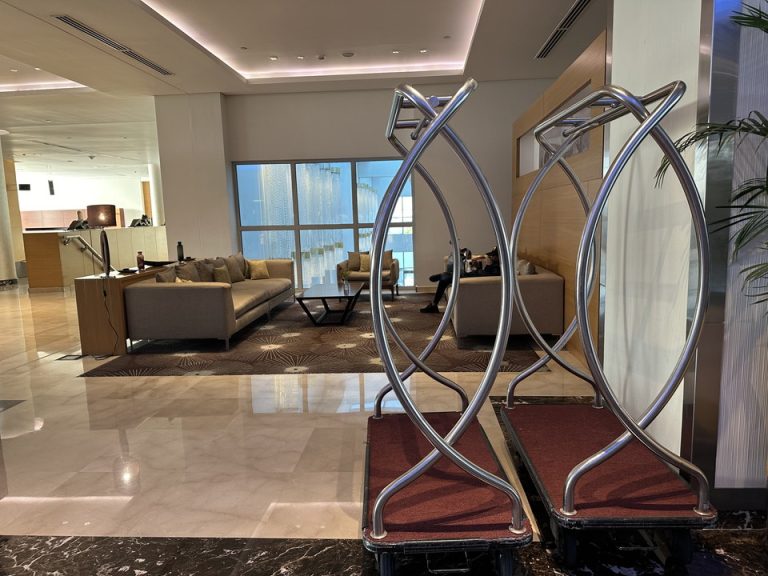 エントランス内観