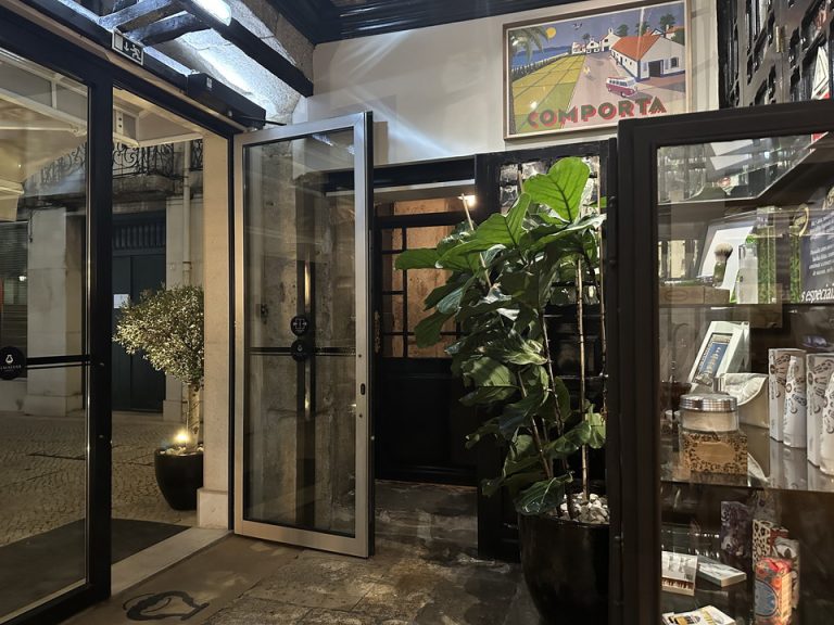 エントランス内観