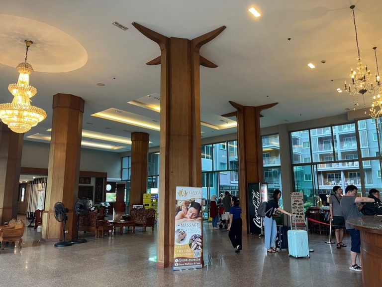 エントランス内観