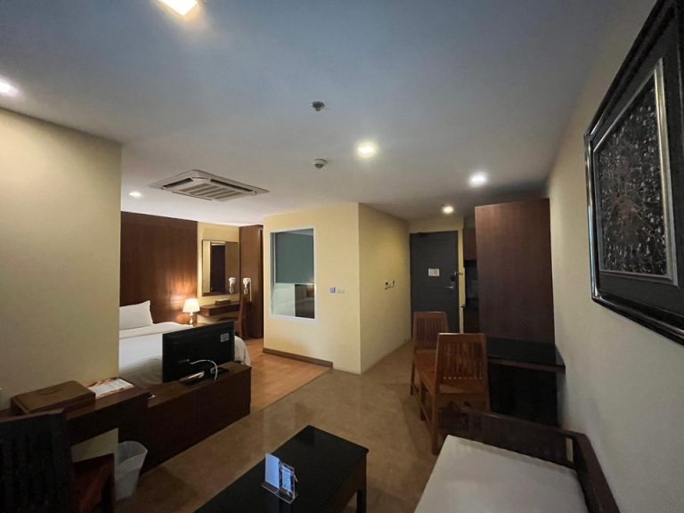 客室全体(入口方向)