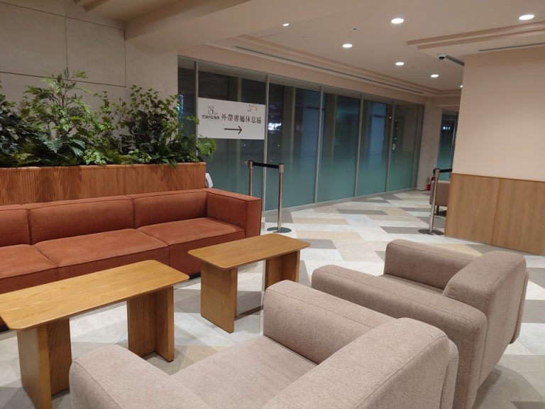 フロント横ロビー①