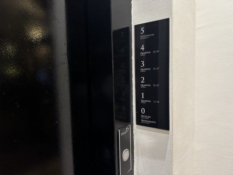 エレベーターホールフロント階