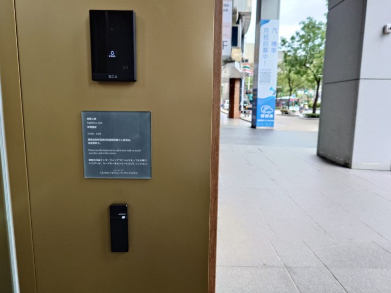 ホテル外観(入口右手側)①