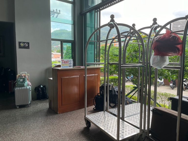 荷物預け・タクシー配車カウンター