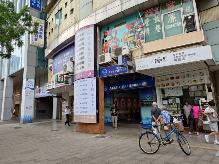 ホテル横の朝食屋さん