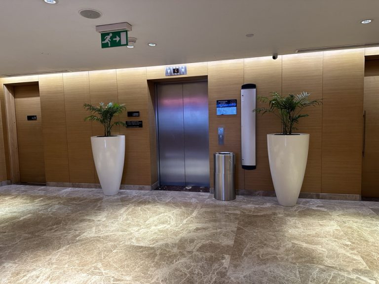 エレベーターホールフロント階2