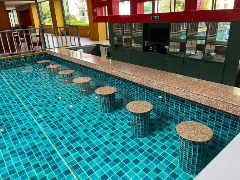 プール併設バー