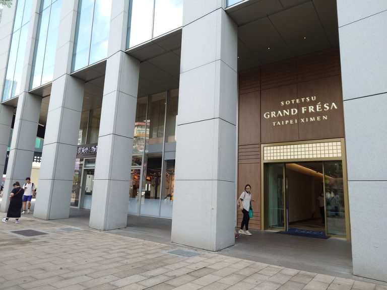 ホテル外観(入口)①