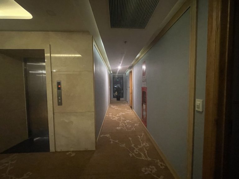 廊下、エレベーター