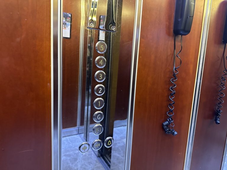 エレベーター階数ボタン