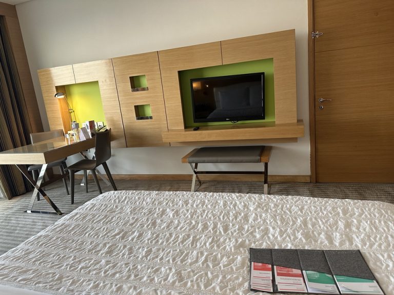 ベッド方向からTV