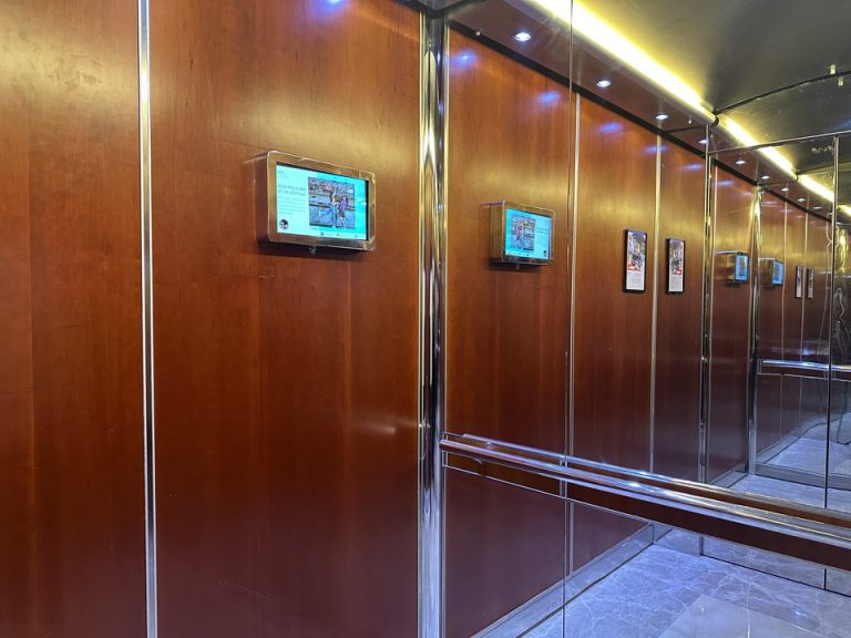 エレベーター内観