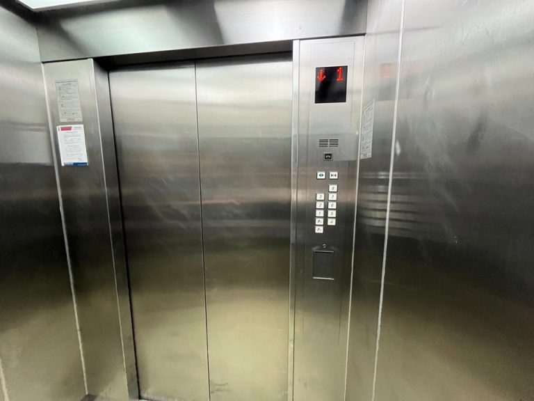 エレベーター内観