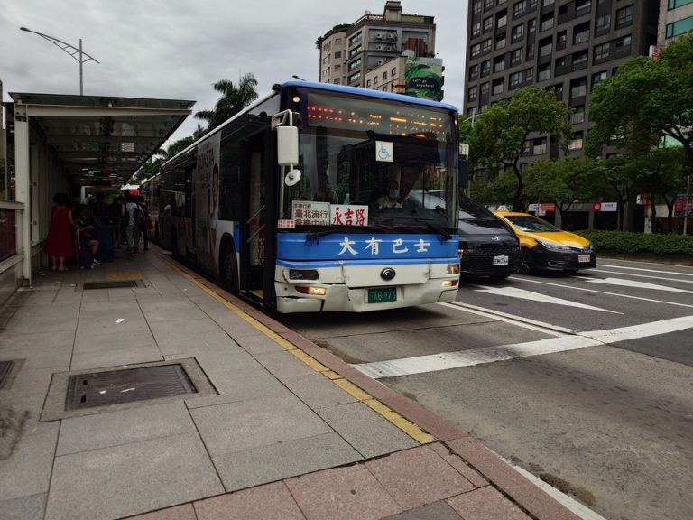 ホテル目の前バス停②