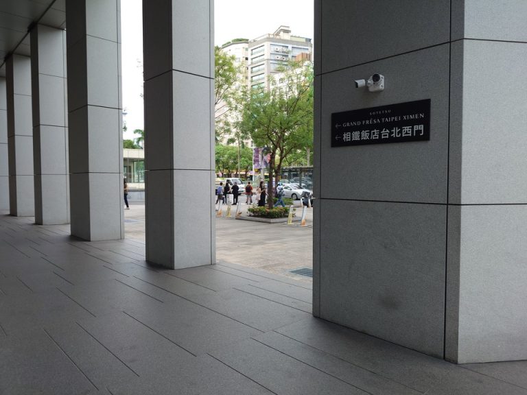 ホテル外観(入口案内)③