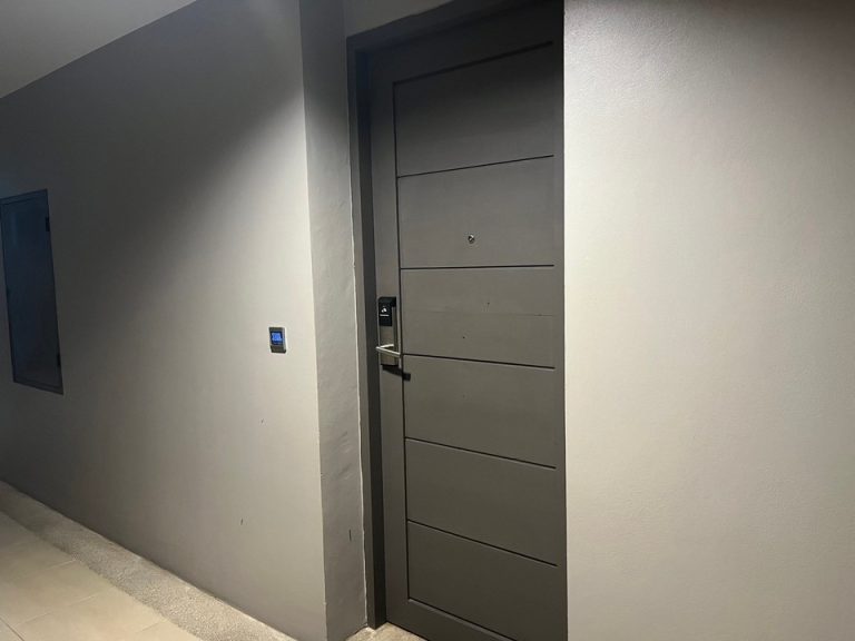 客室入口外観ドア