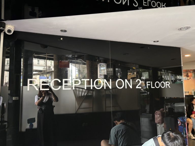 エントランス内観①