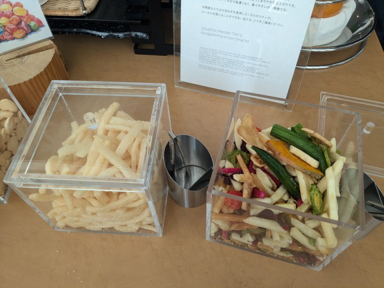 【ラウンジ】タマネギスナック、野菜チップス
