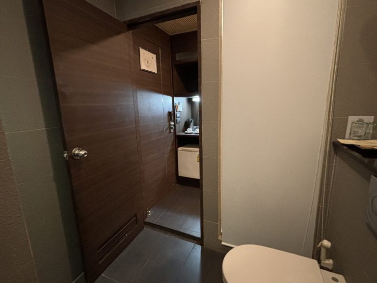 バスルーム内から入口②