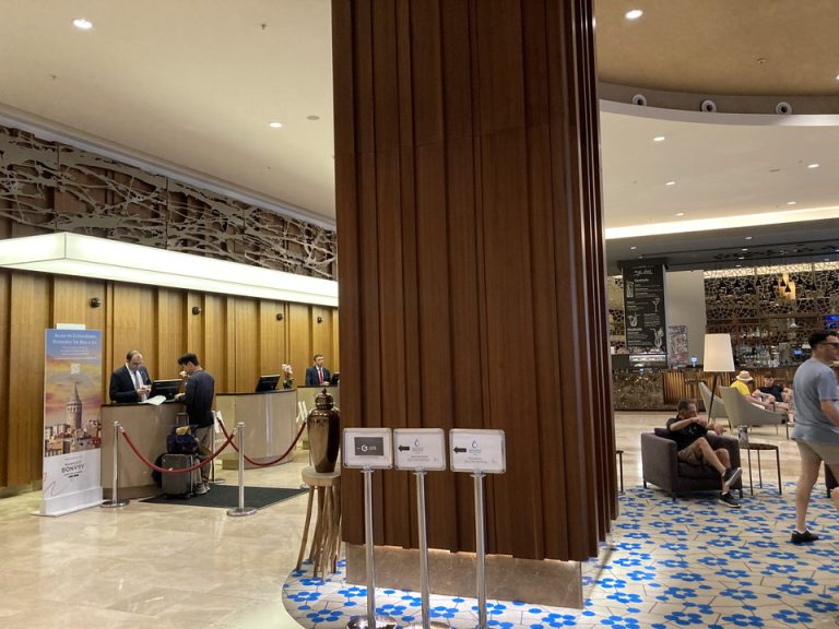 フロント・ロビー一部