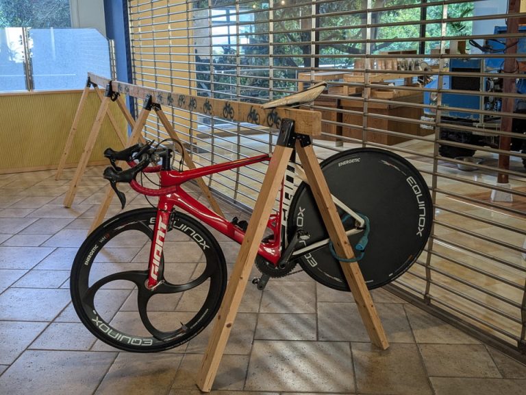 自転車は屋内で預かってもらえます