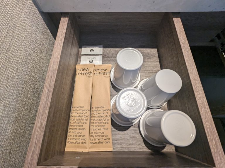 ハブラシと歯磨き粉、コップ