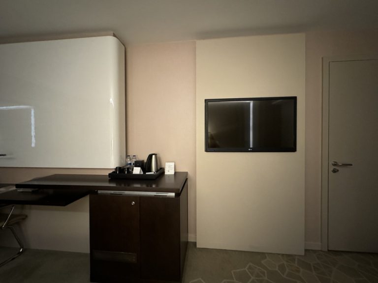 ベッド方向から TV