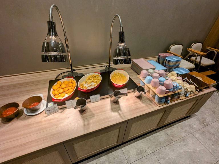 キッズミールはテーブルも低くお子さんでも取れます