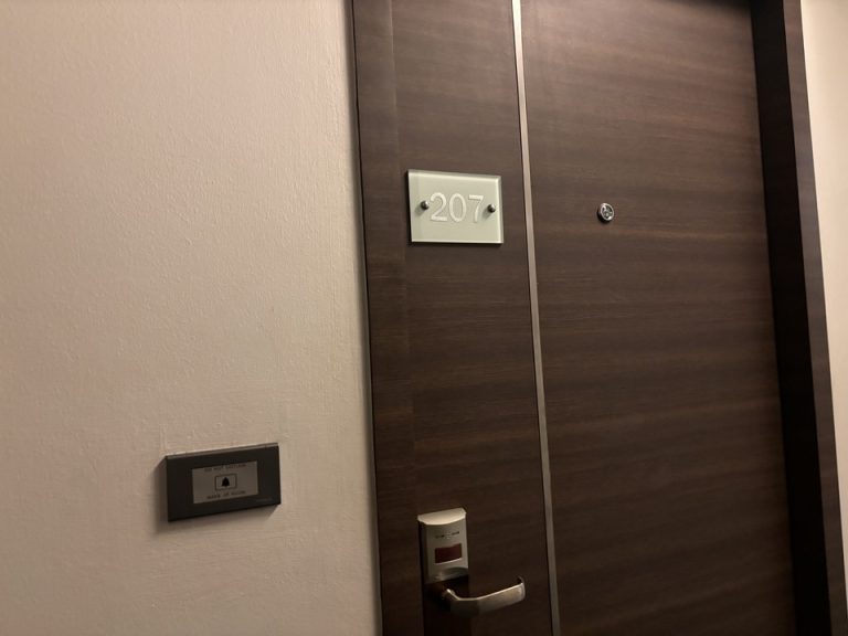 客室入口外観ドア①