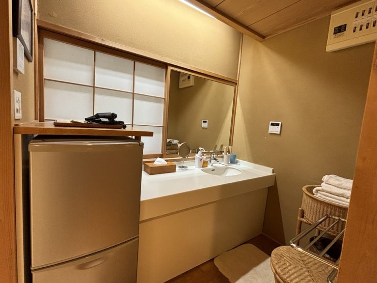 洗面台、冷蔵庫