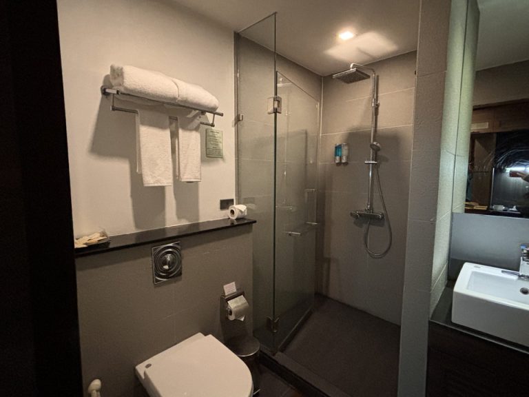 バスルーム入口から全景②