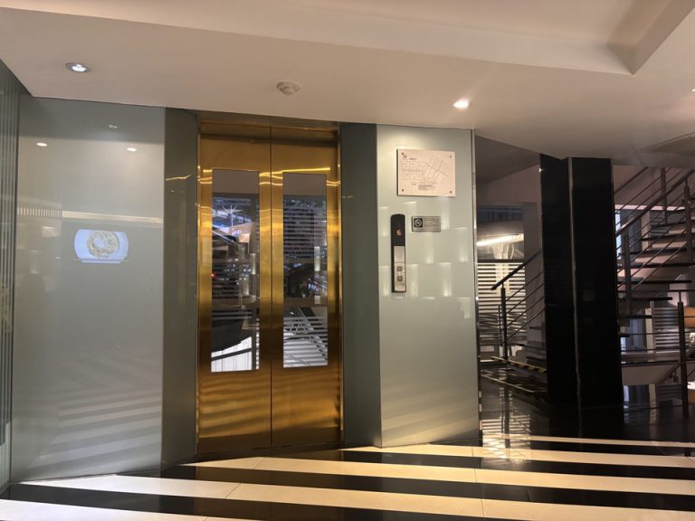 エレベーターホールフロント階①