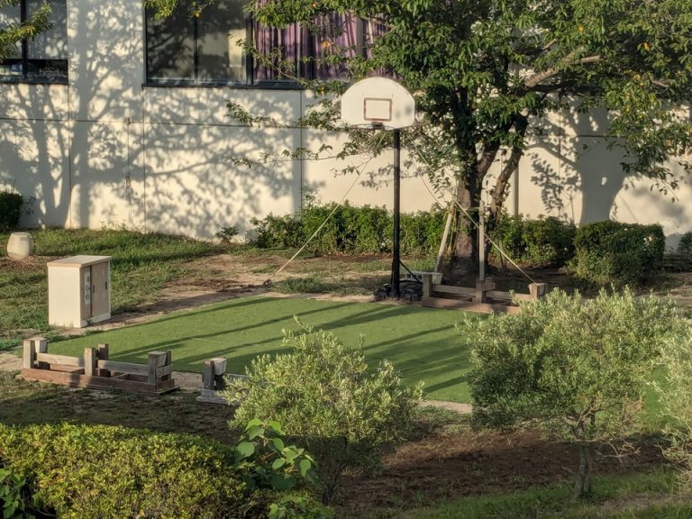 プール横にバスケコート